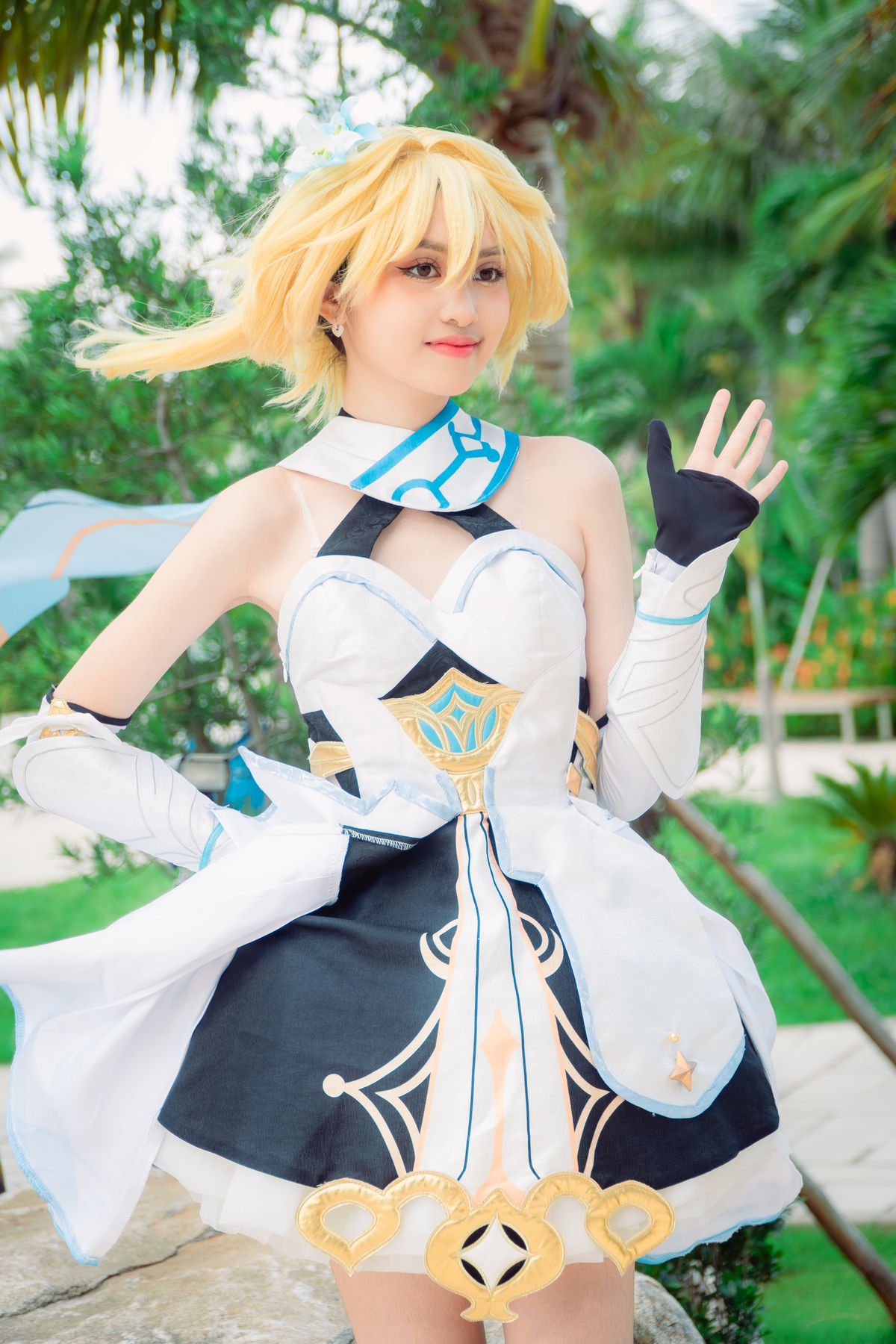 Genshin Impact Lumine cosplay at an event