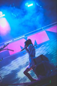 Misteri ZUTOMAYO: Bagaimana ACAね Menggebrak Musik J-Pop dengan Visual Liar dan Eksperimen Akustik